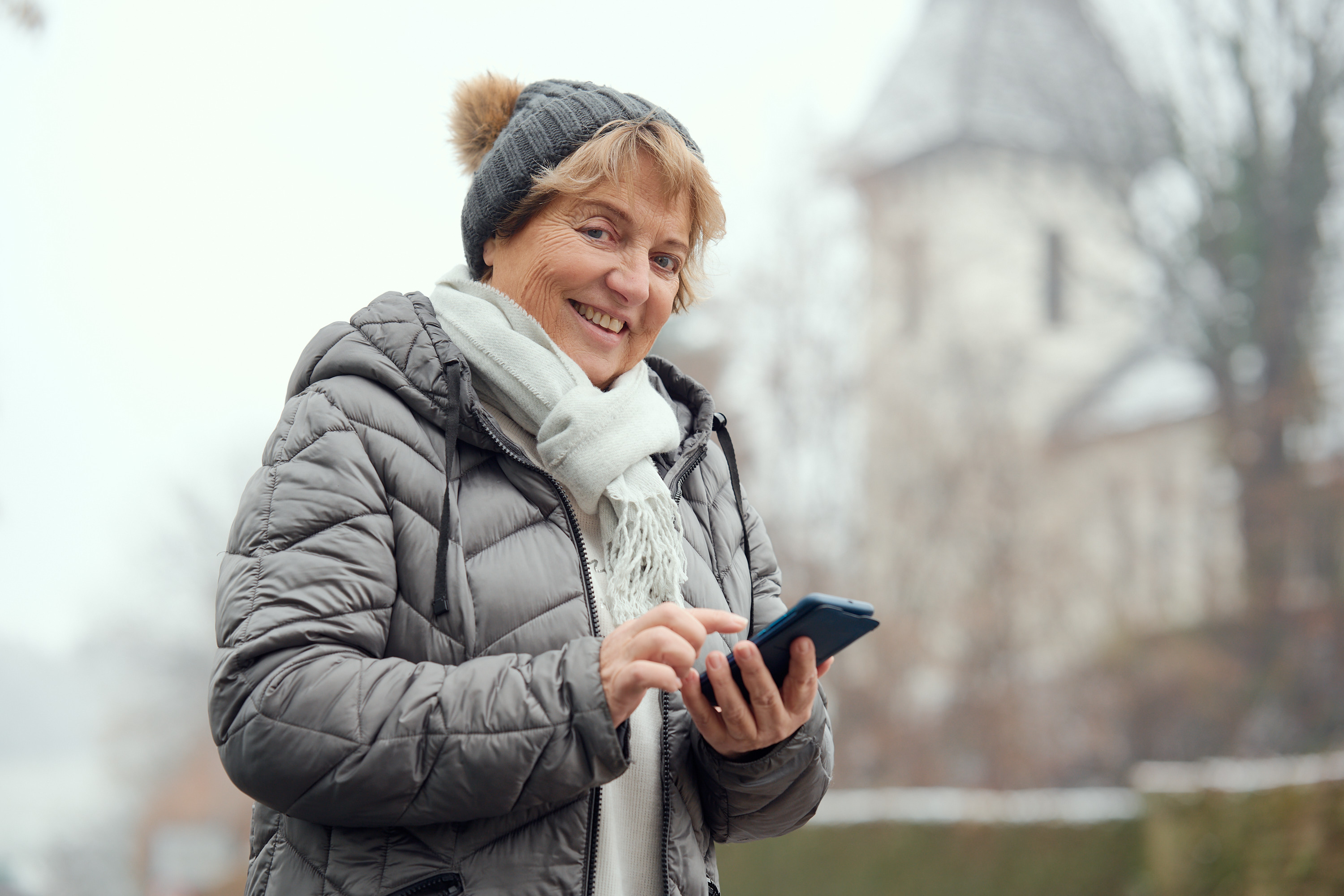 Eine Person, die ein Smartphone bedient